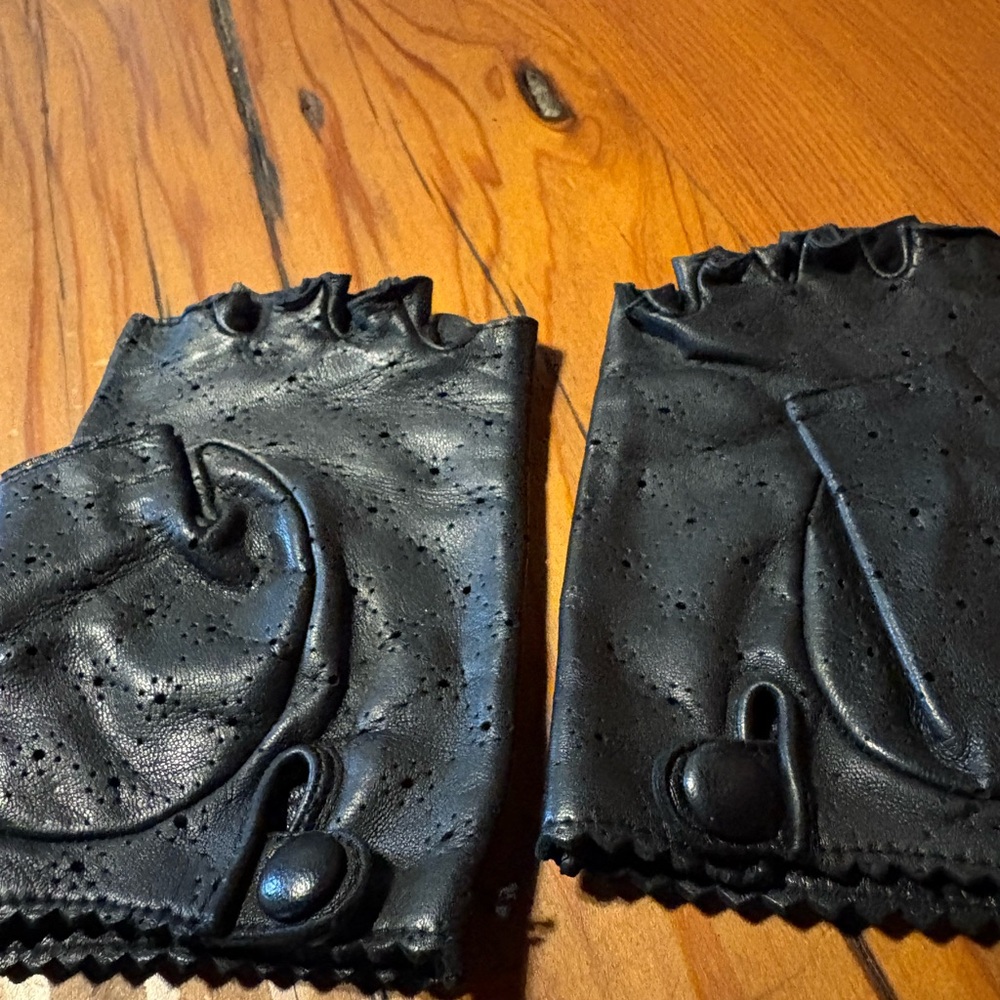 CHANEL Black Perforated Fingerless Gloves - Picture 4 of 8